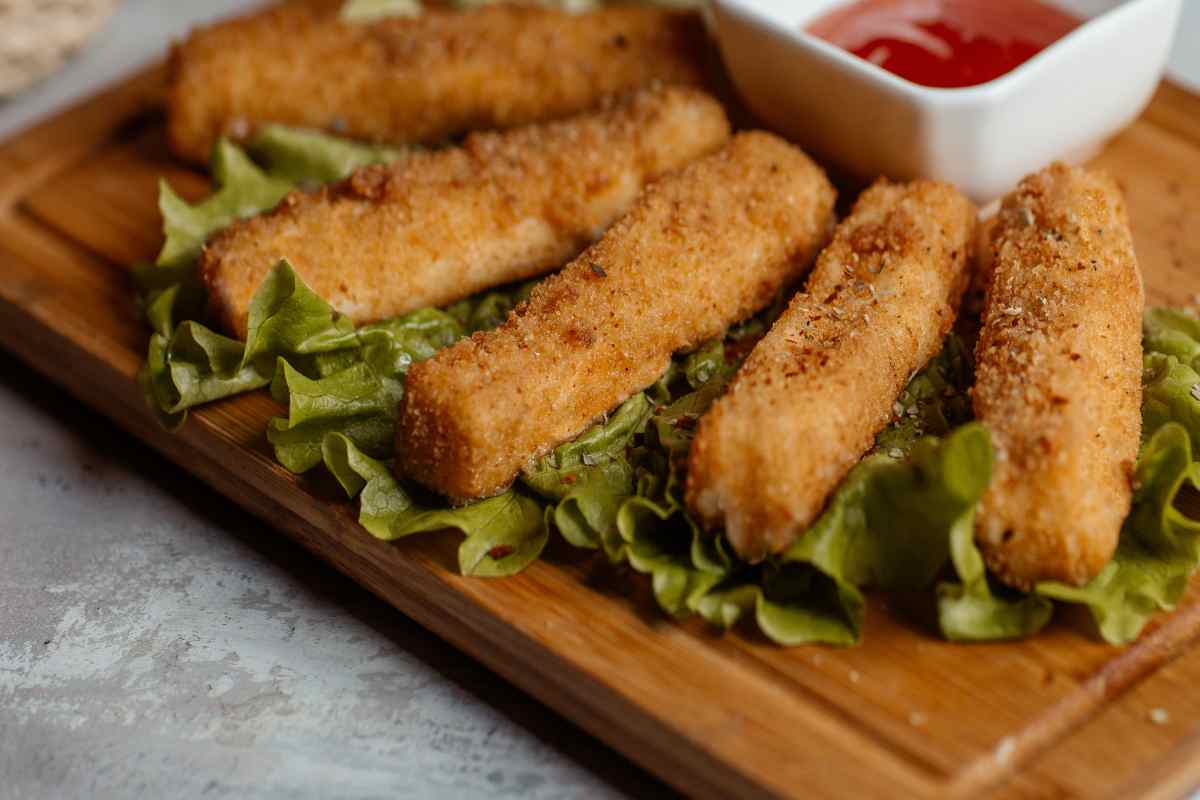 Croccanti e sfiziosi, devi assolutamente provare i bastoncini di pollo fritti