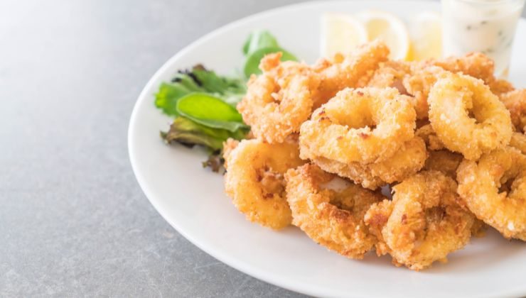 calamari fritti friggitrice ad aria per il pranzo della domenica