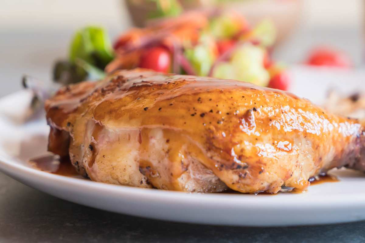 Prova il petto di pollo alla mugnaia, otterrai un secondo piatto cremoso e saporito in meno di 10 minuti