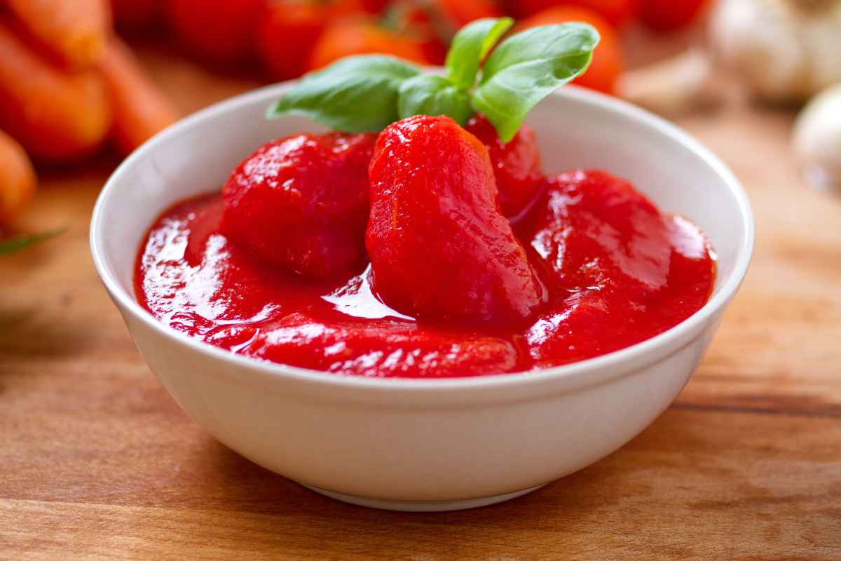 Pomodori pelati, allarme Bisfenolo A: perché è così pericoloso e quando una confezione è a rischio