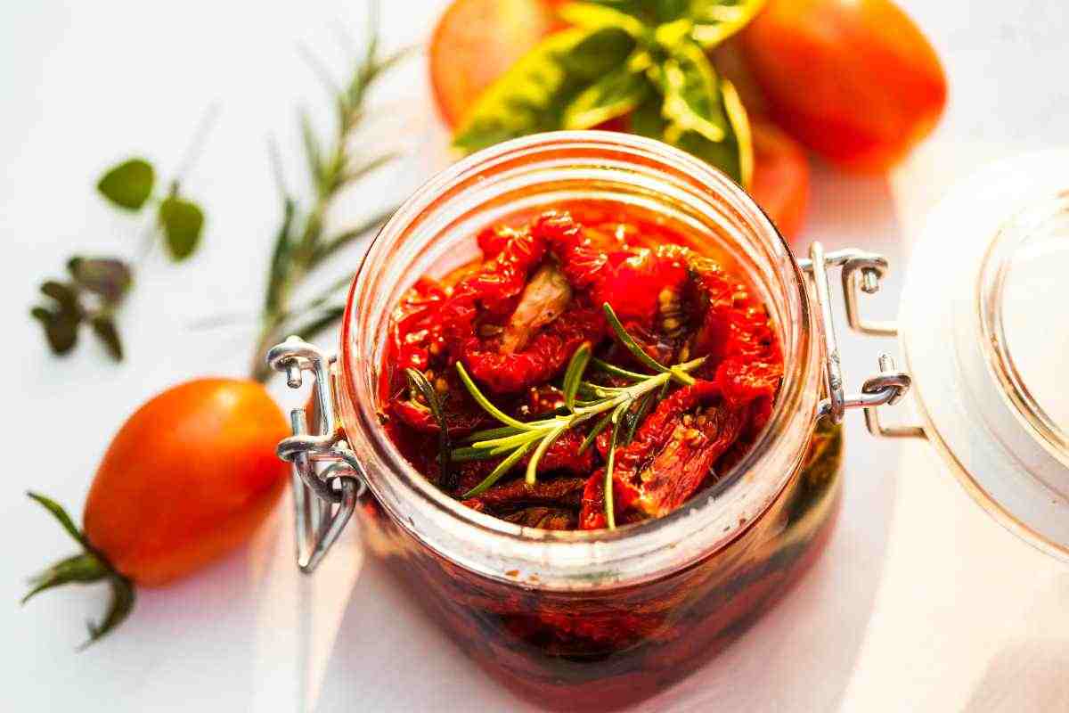 Altro che salsa della nonna! Perché non fare i pomodori freschi sottolio? Ancora più gustosi, ancora più facili