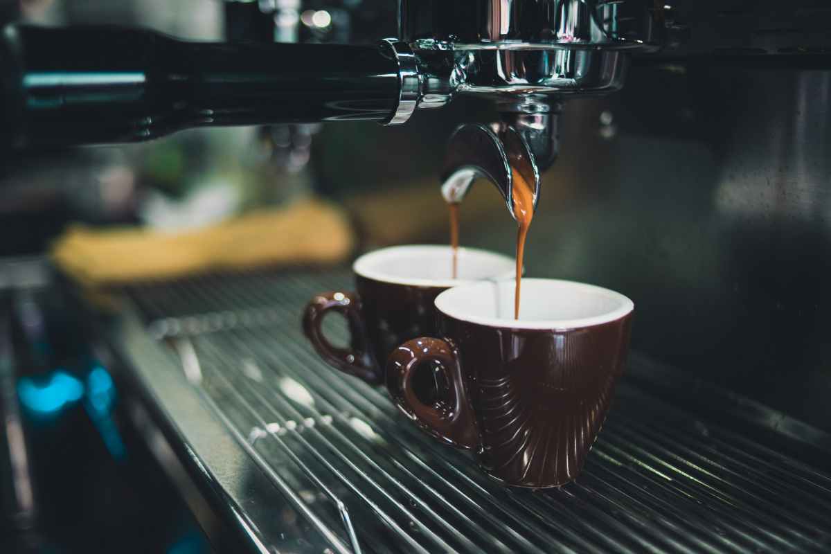 Dove va servito il caffè espresso? L’inaspettata sorpresa che ti lascerà senza parole