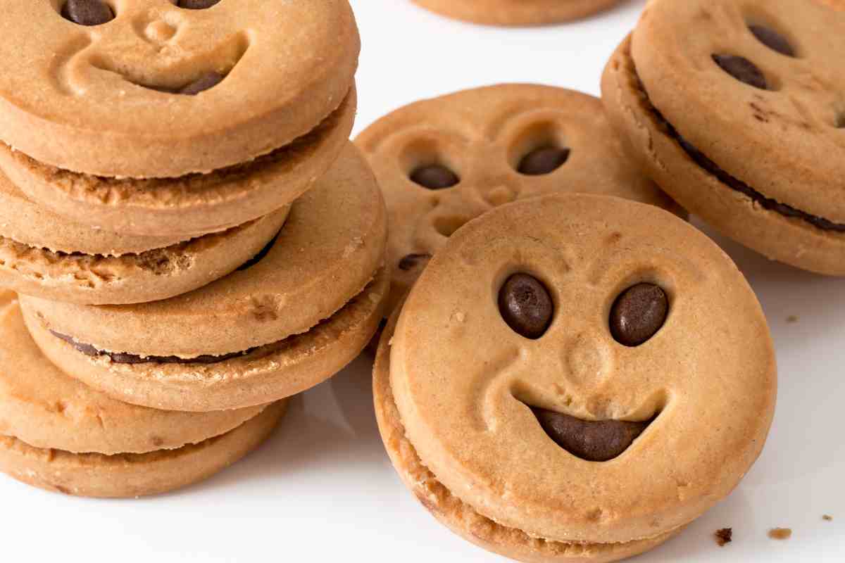 Solo pasta frolla e crema a scelta: questi biscottini friabili dal cuore morbido sono irresistibili ad Halloween