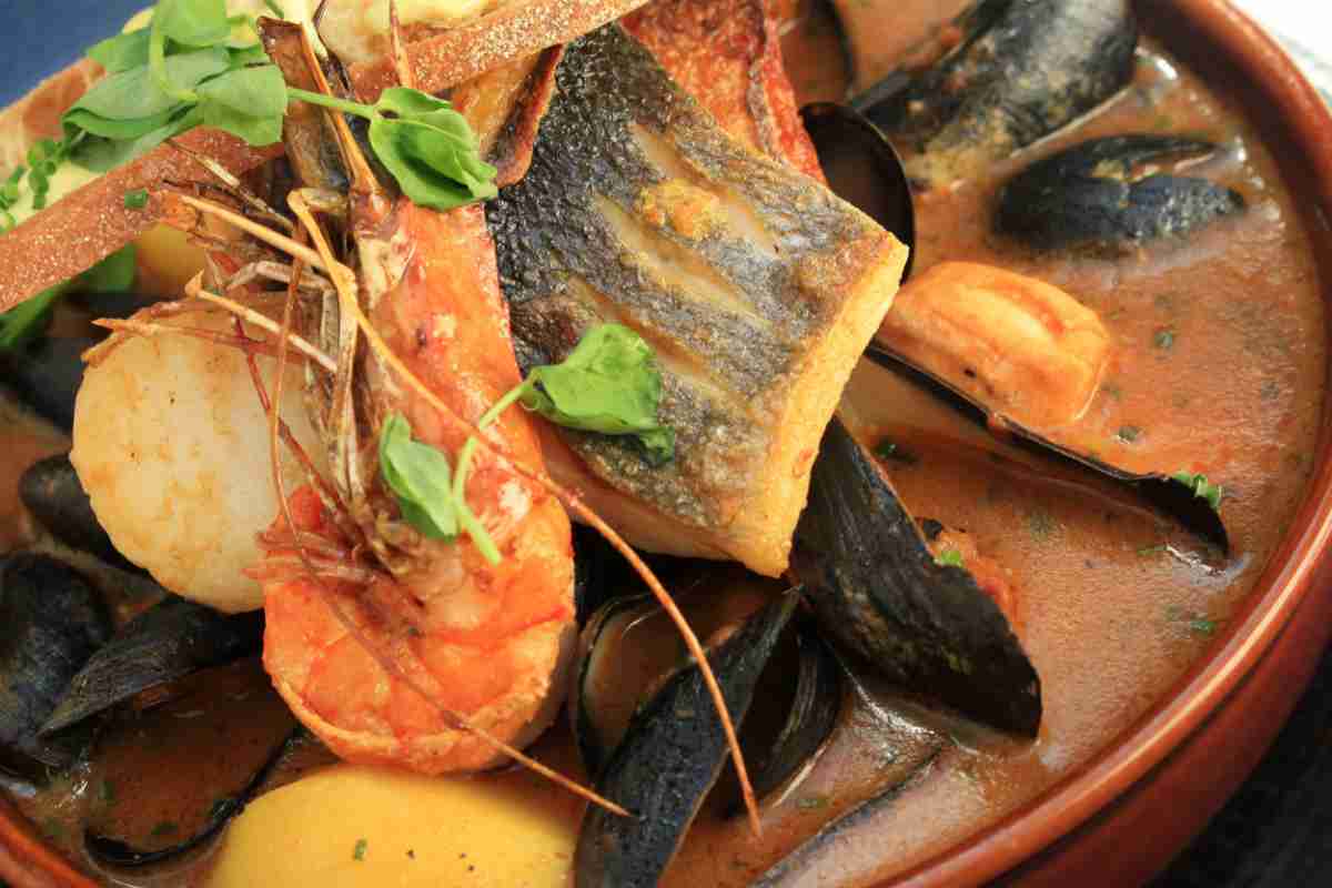 Brodetto di pesce alla teramana, il piatto che ha vinto il Festival si fa così ed è lo chef a rivelare tutti i trucchi per un risultato perfetto