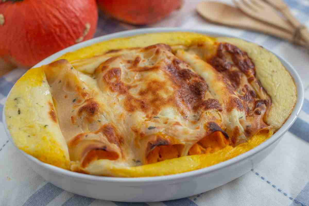 Cannelloni ripieni di zucca con besciamella e provola.  --- (Fonte immagine: https://www.buttalapasta.it/wp-content/uploads/2023/10/Cannelloni-ripieni-di-zucca-29102023-buttalapasta.it_.jpg)