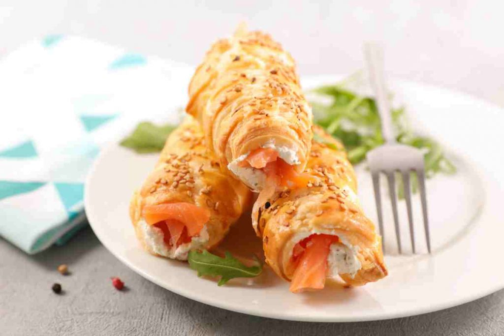 Croissant di pasta sfoglia al salmone affumicato