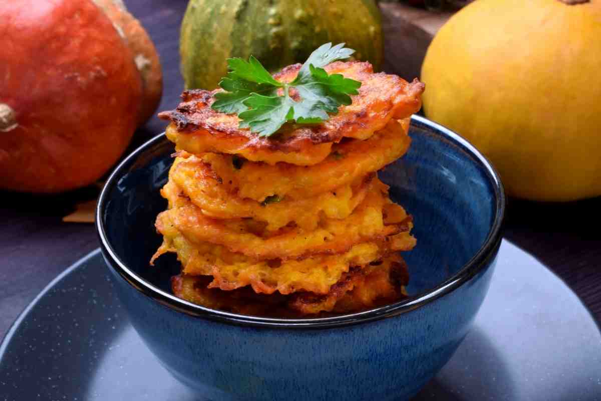 Frittelle di zucca, ricetta a crudo per un antipasto delizioso e veloce