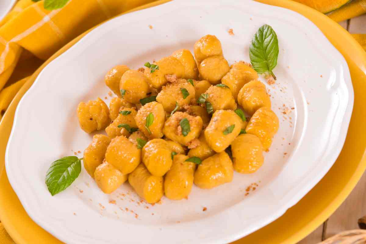 Vuoi gustare un primo economico leggero e irresistibile? Non perderti questa ricetta deliziosa  --- (Fonte immagine: https://www.buttalapasta.it/wp-content/uploads/2023/10/Gnocchi-di-zucca-06102023-buttalapasta.it_.jpg)