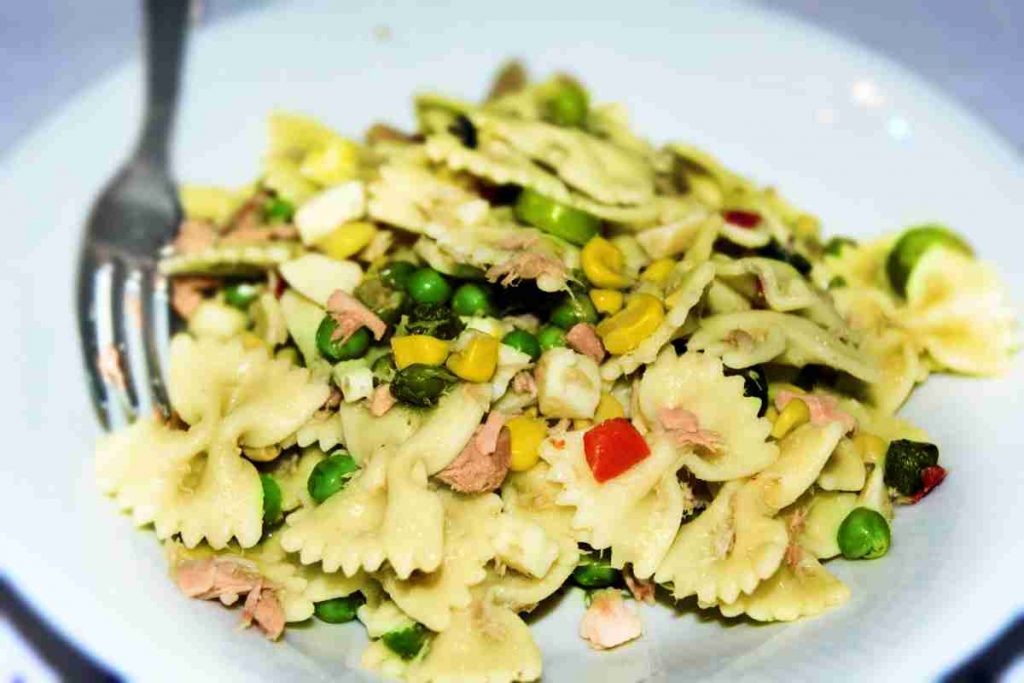 Insalata di pasta fredda con tonno e piselli 