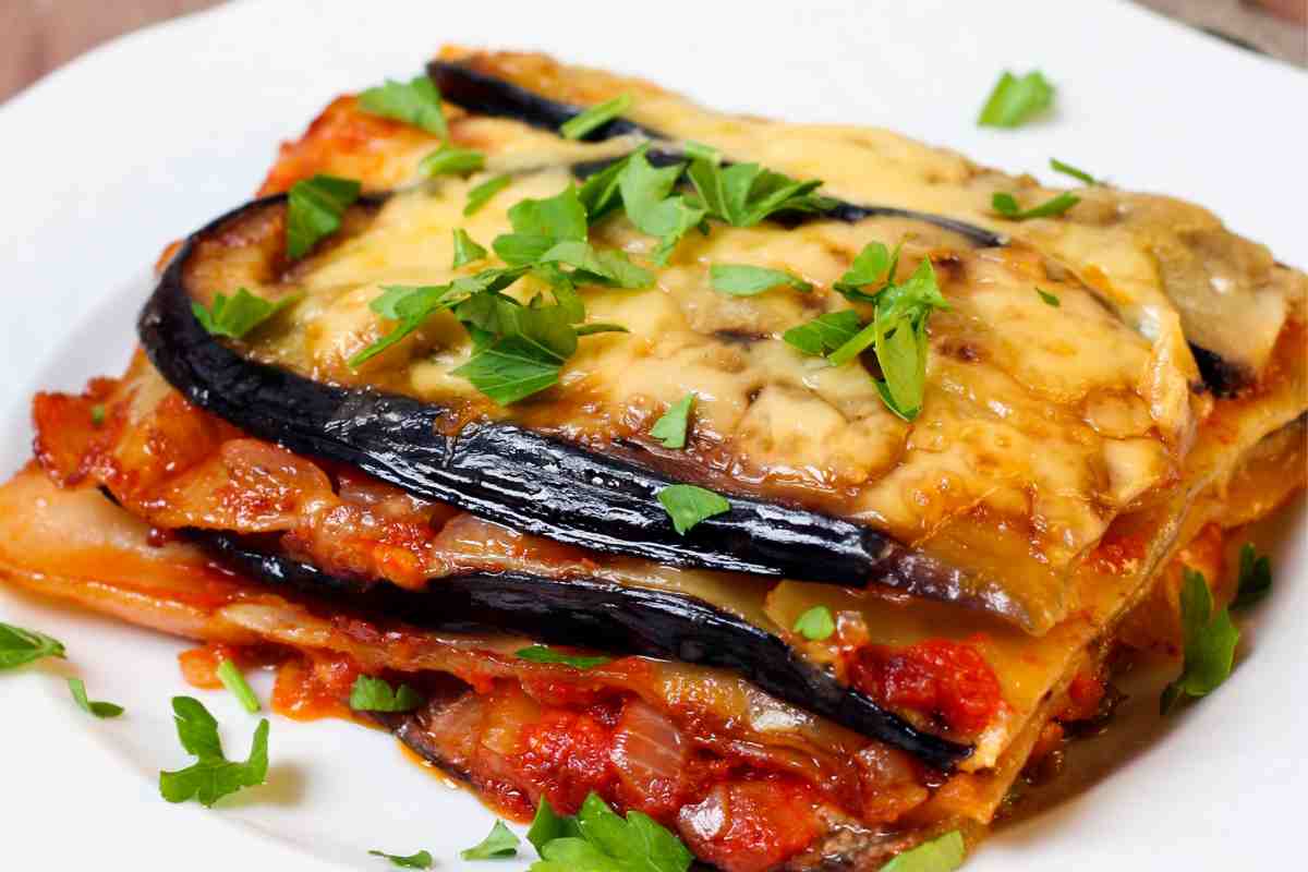 Lasagna alla parmigiana, ricetta ricca e appetitosa per un timballo di pasta e melanzane diverso dal solito