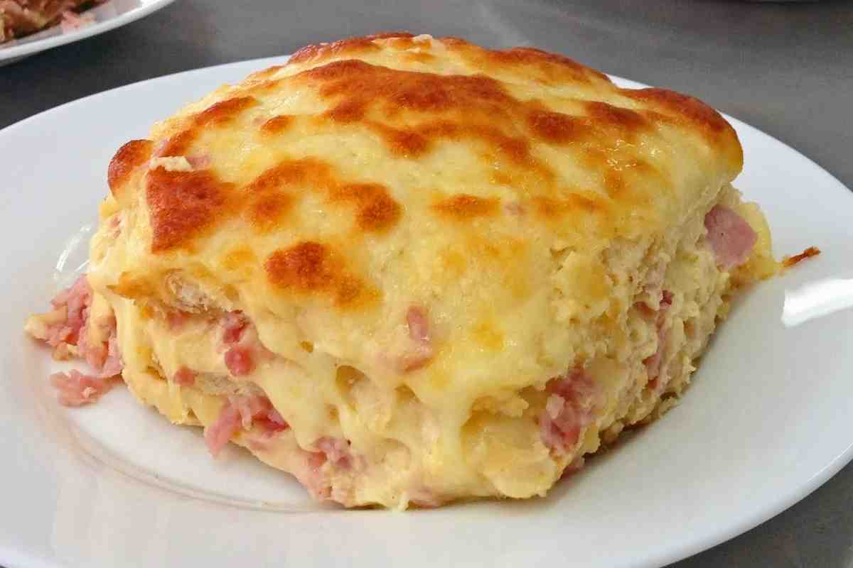 Lasagna economica prosciutto e mozzarella cremosa e filante, innamorati di questa ricetta facilissima  --- (Fonte immagine: https://www.buttalapasta.it/wp-content/uploads/2023/10/Lasagna-economica-prosciutto-e-mozzarella-15102023-buttalapasta.it_.jpg)