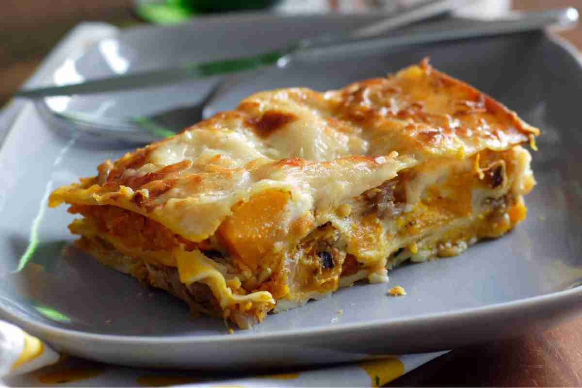 Lasagna zucca e salsiccia, ricetta del piatto ricco per un pranzo d’autunno