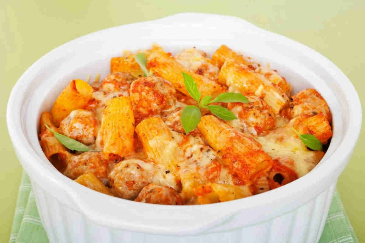 Fonte immagine:https://www.buttalapasta.it/wp-content/uploads/2023/10/Pasta-al-forno-con-polpette-di-ricotta-ricetta-27102023-buttalapasta.it_.jpg