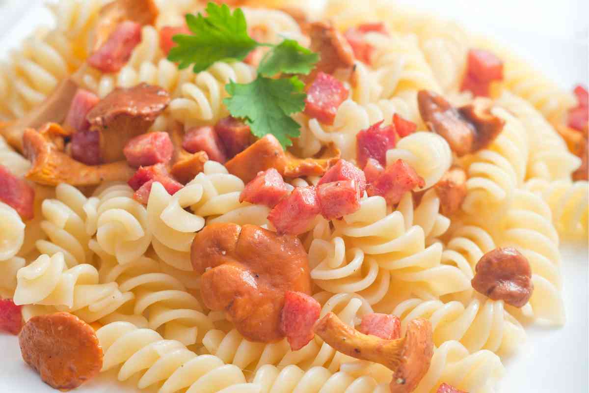 Pasta con funghi e pancetta