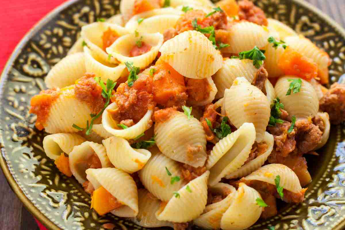 Pasta con zucca e salsiccia, ricetta del primo piatto saporito velocissimo da preparare