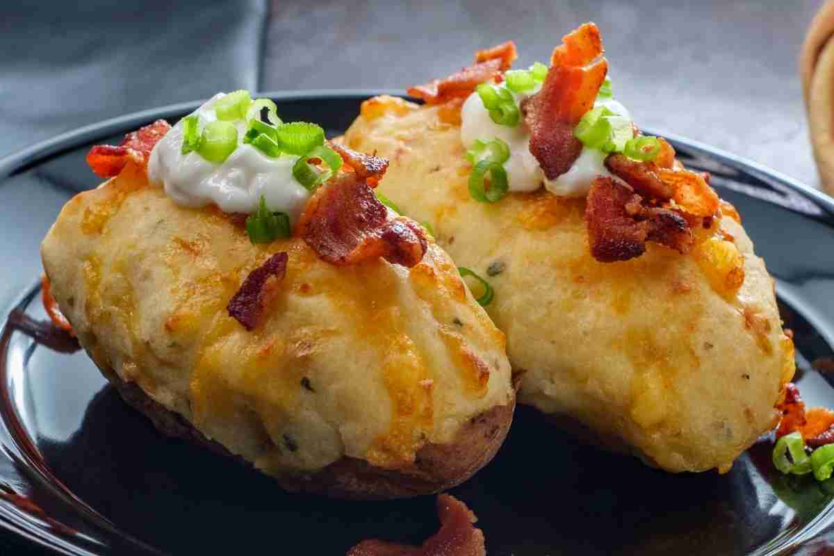 Ti faccio leccare i baffi con le ‘patate incappottate’: ricetta mai vista prima, ti salverò qualsiasi pranzo veloce!