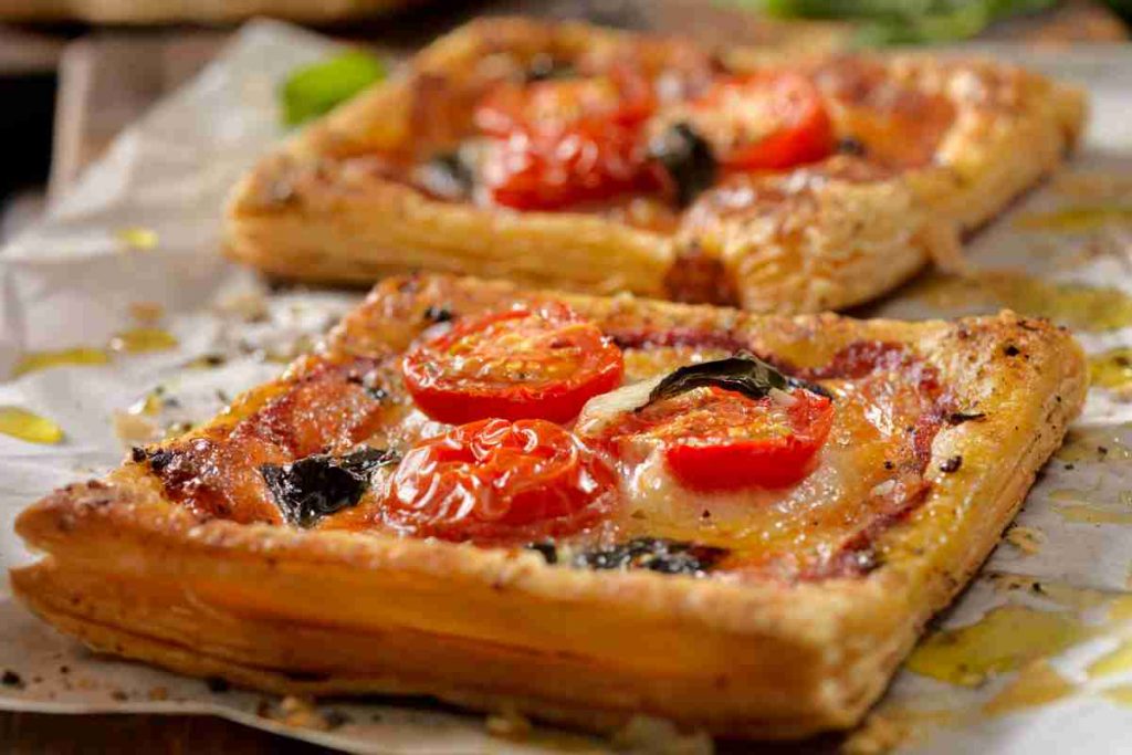 Pizzette da buffet di pasta sfoglia ricetta