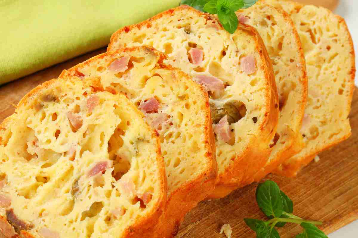 Plumcake salato con salumi, ricetta veloce e facile per un antipasto rustico squisito