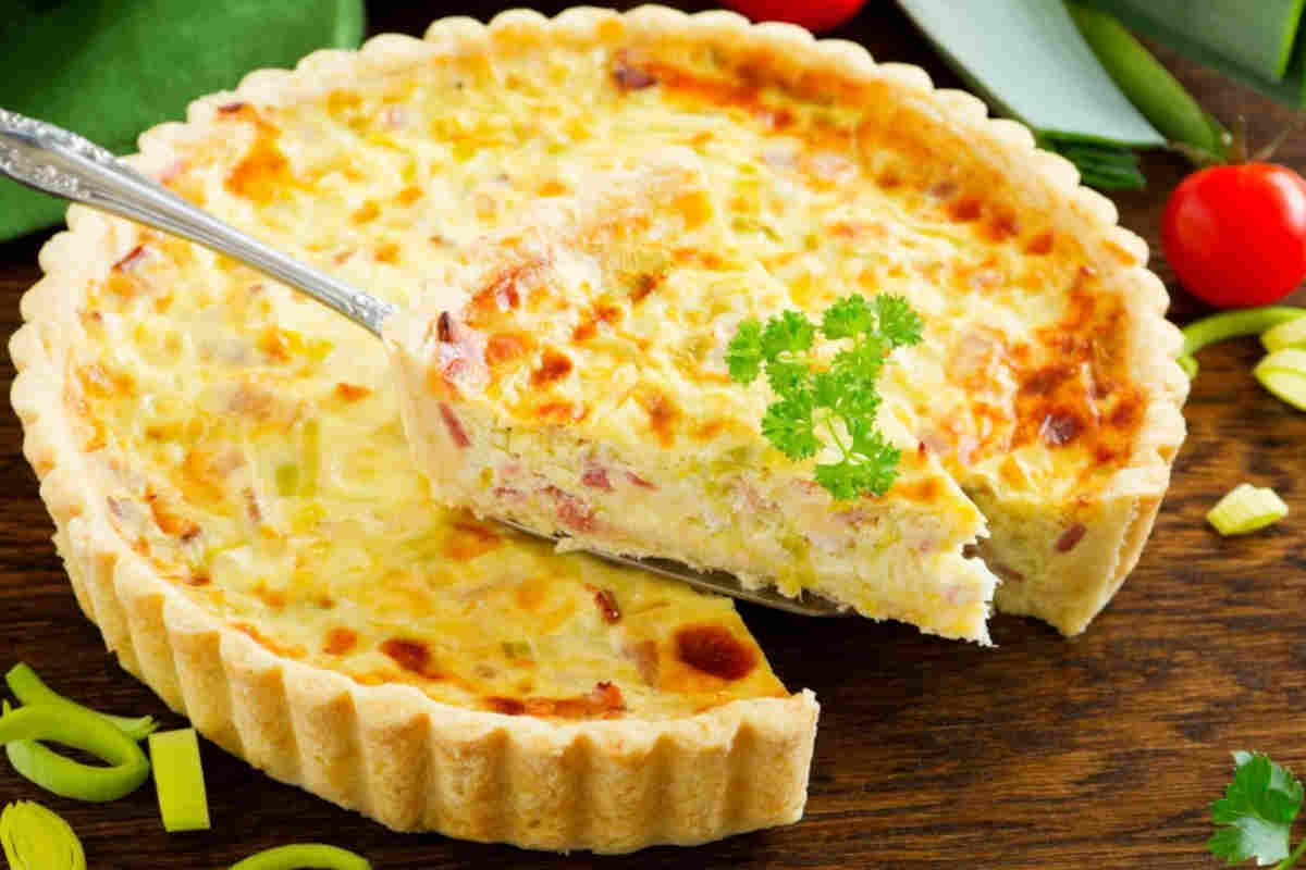 La preferita di Sua Maestà Carlo, facciamo la quiche lorraine: casa tua si trasforma subito in una vera reggia