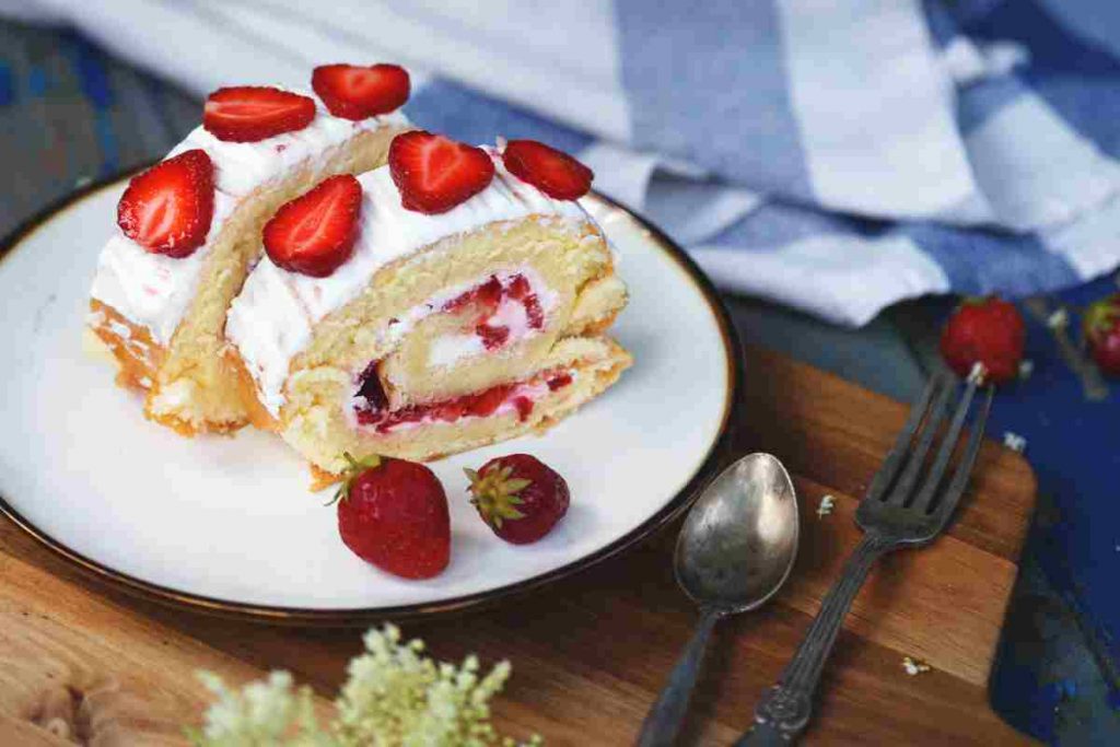 Rotolo di Pan di Spagna alle fragole ricetta