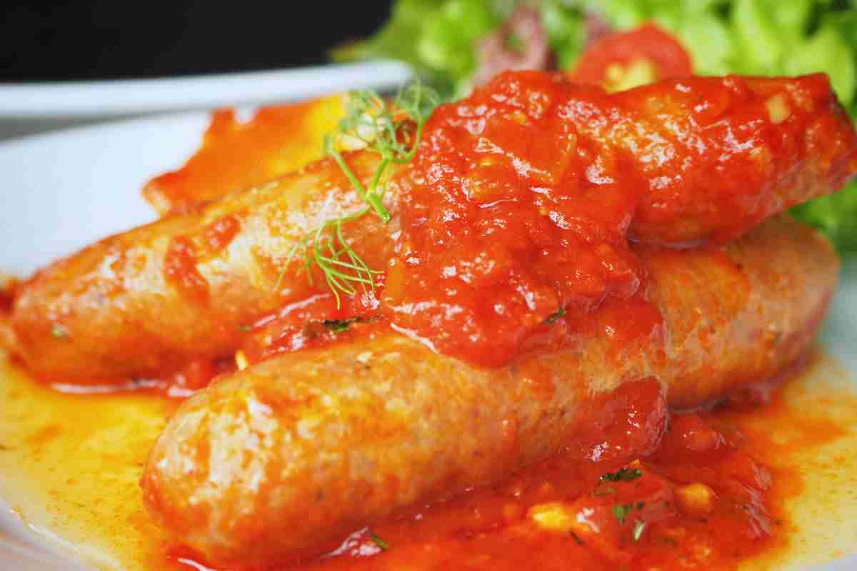 Salsiccia al sugo con patate ricetta