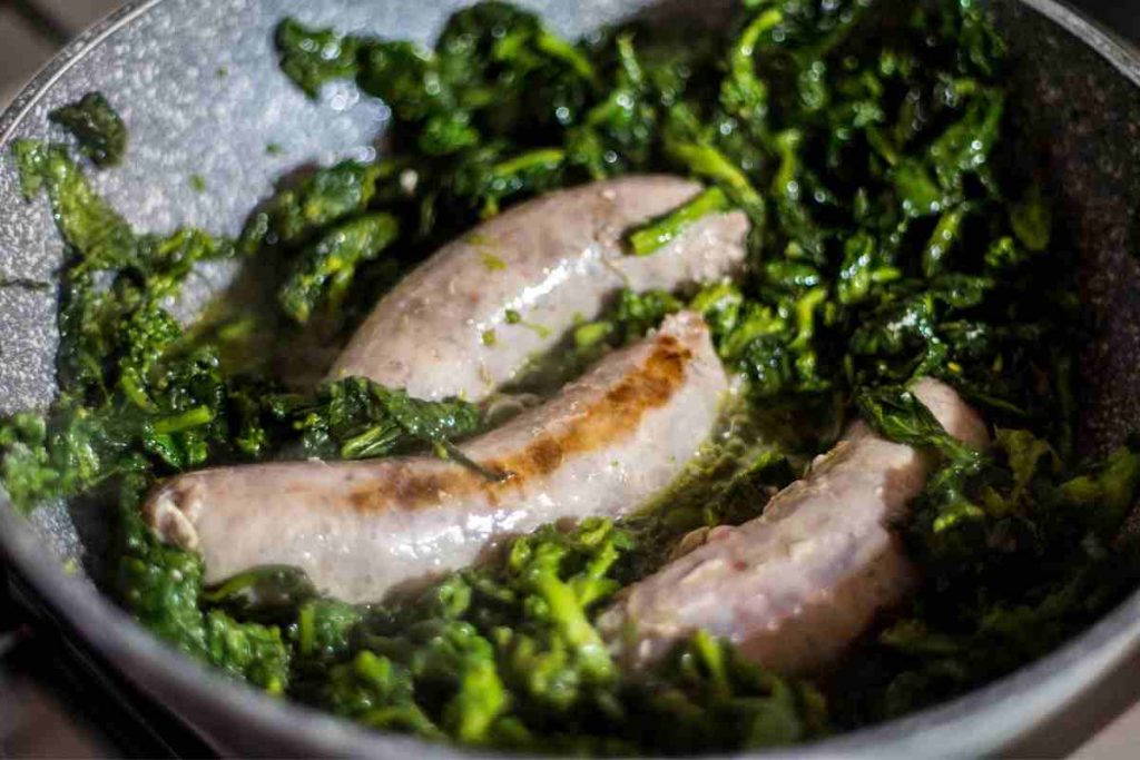 Salsiccia e friarielli in padella verdure autunnali