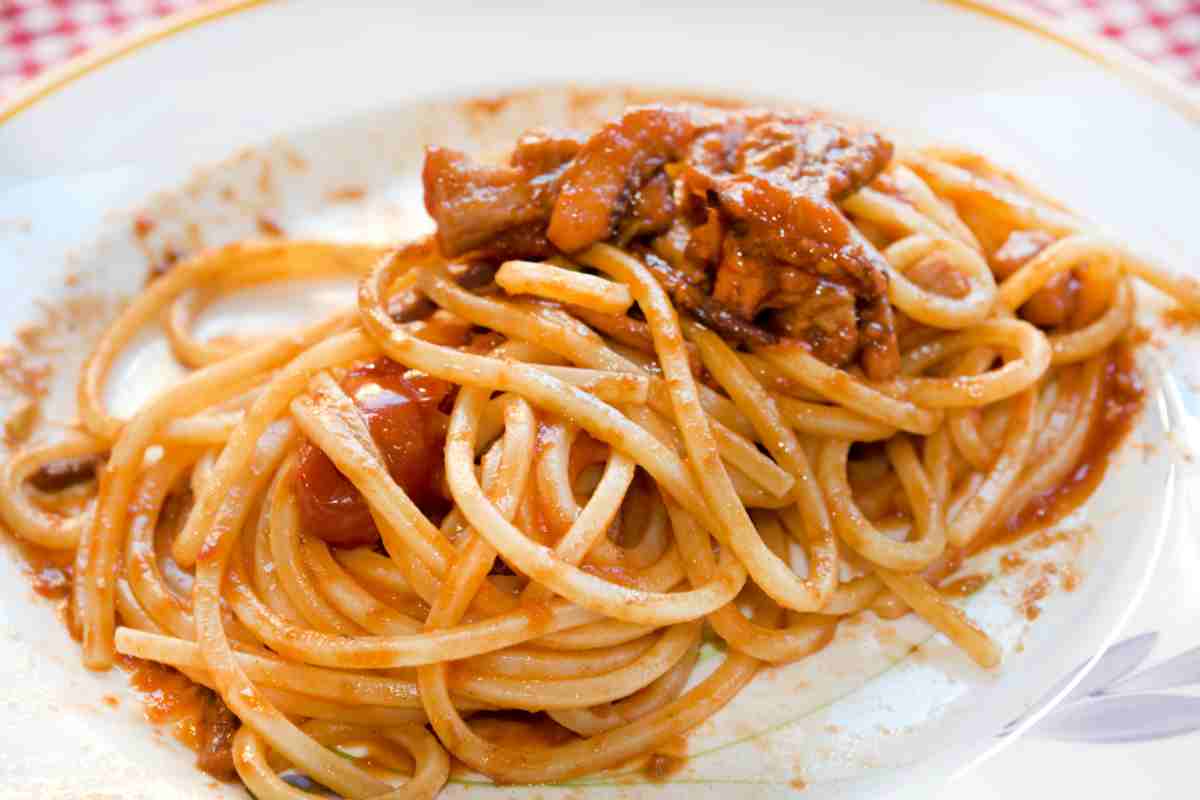 Spaghetti alla chitarra ricetta originale abruzzese  --- (Fonte immagine: https://www.buttalapasta.it/wp-content/uploads/2023/10/Spaghetti-alla-chitarra-al-ragu-20102023-buttalapasta.it_.jpg)