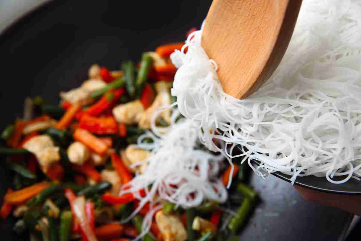 Spaghetti di riso con verdure ricetta