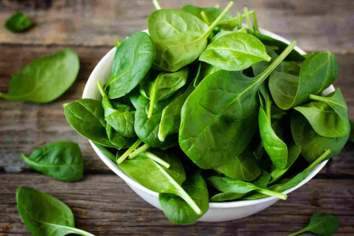 Versa una busta di spinaci nel mixer: quello che ti faccio fare è di una delizia incredibile. Tutto pronto in 5 minuti