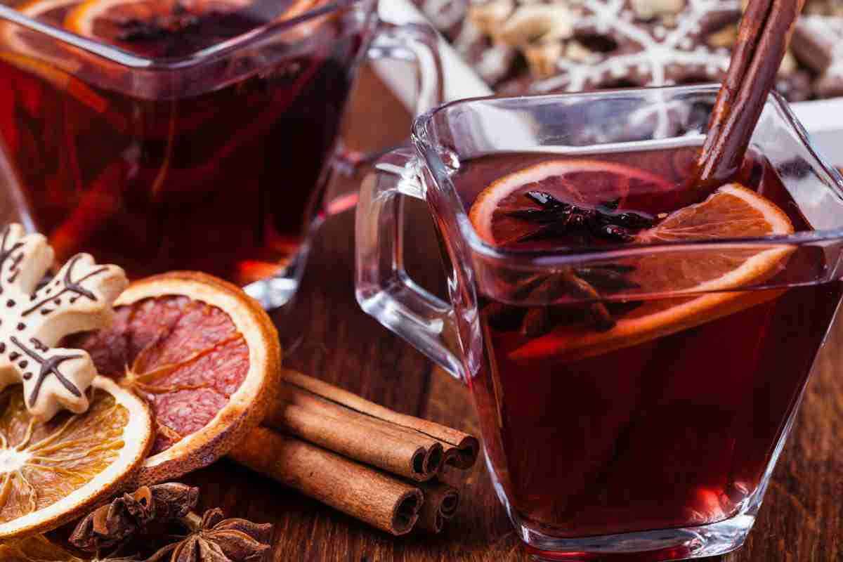 Vin brulé, la ricetta della bevanda alcolica che ti accompagna in inverno. Non temi il freddo se ti scaldi così