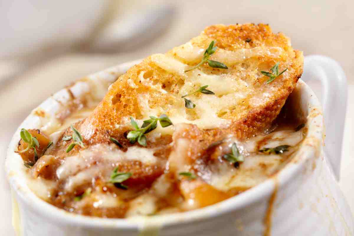 Zuppa di cipolle squisita come al bistrot, il comfort food perfetto per una cenetta autunnale in famiglia