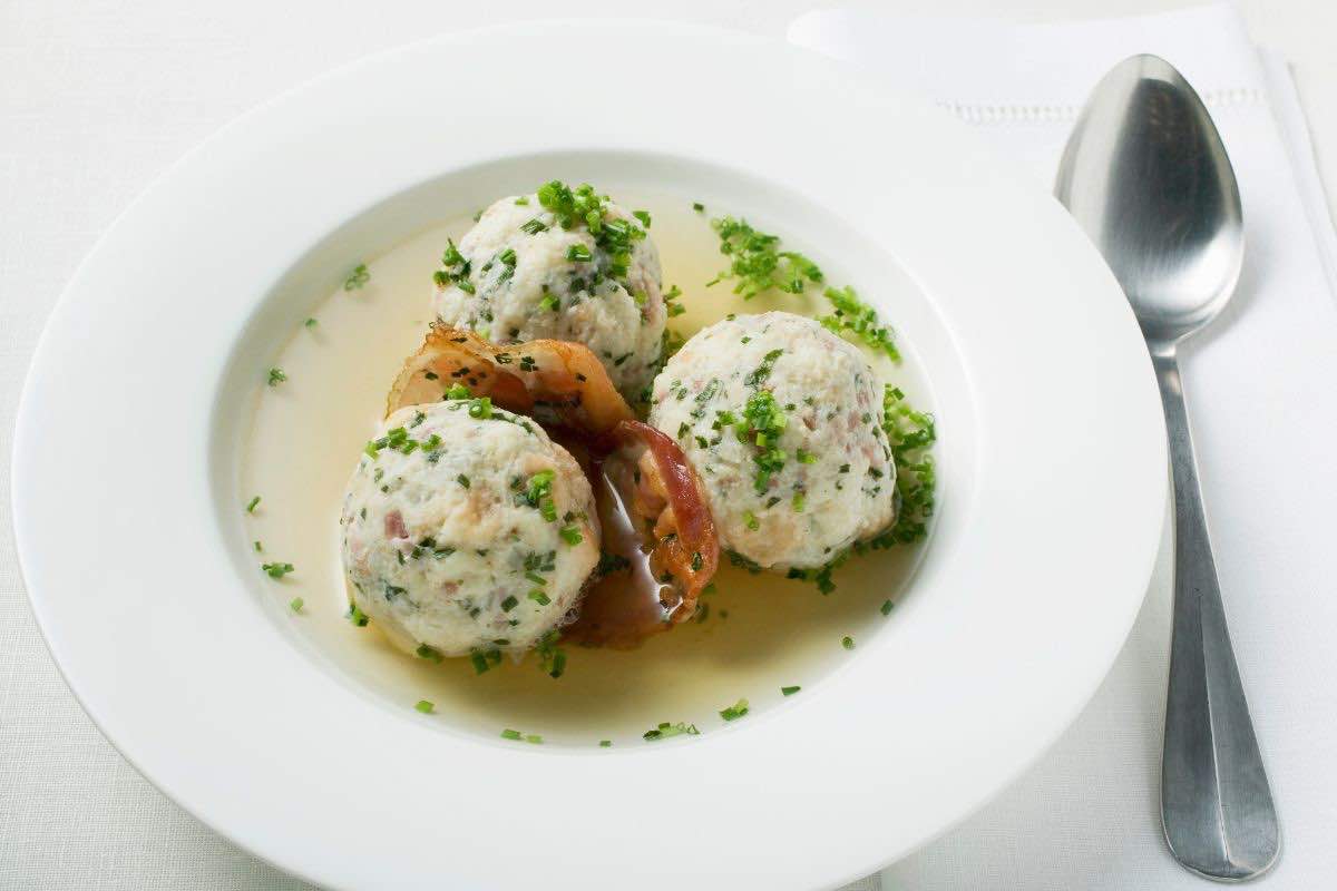 E con il pane noi ci facciamo gli gnocchi: tutto a costo 0 e pranzetto delizioso. Non crederai ai tuoi occhi