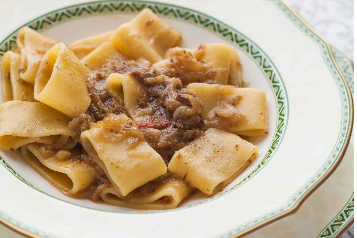 Paccheri alla genovese: primo piatto napoletano condito con ragù di carne e cipolle VIDEORICETTA