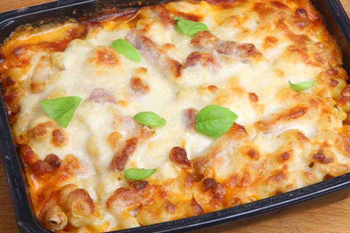 Non è la solita pasta al forno, questa ricetta con le polpettine è ancora più gustosa