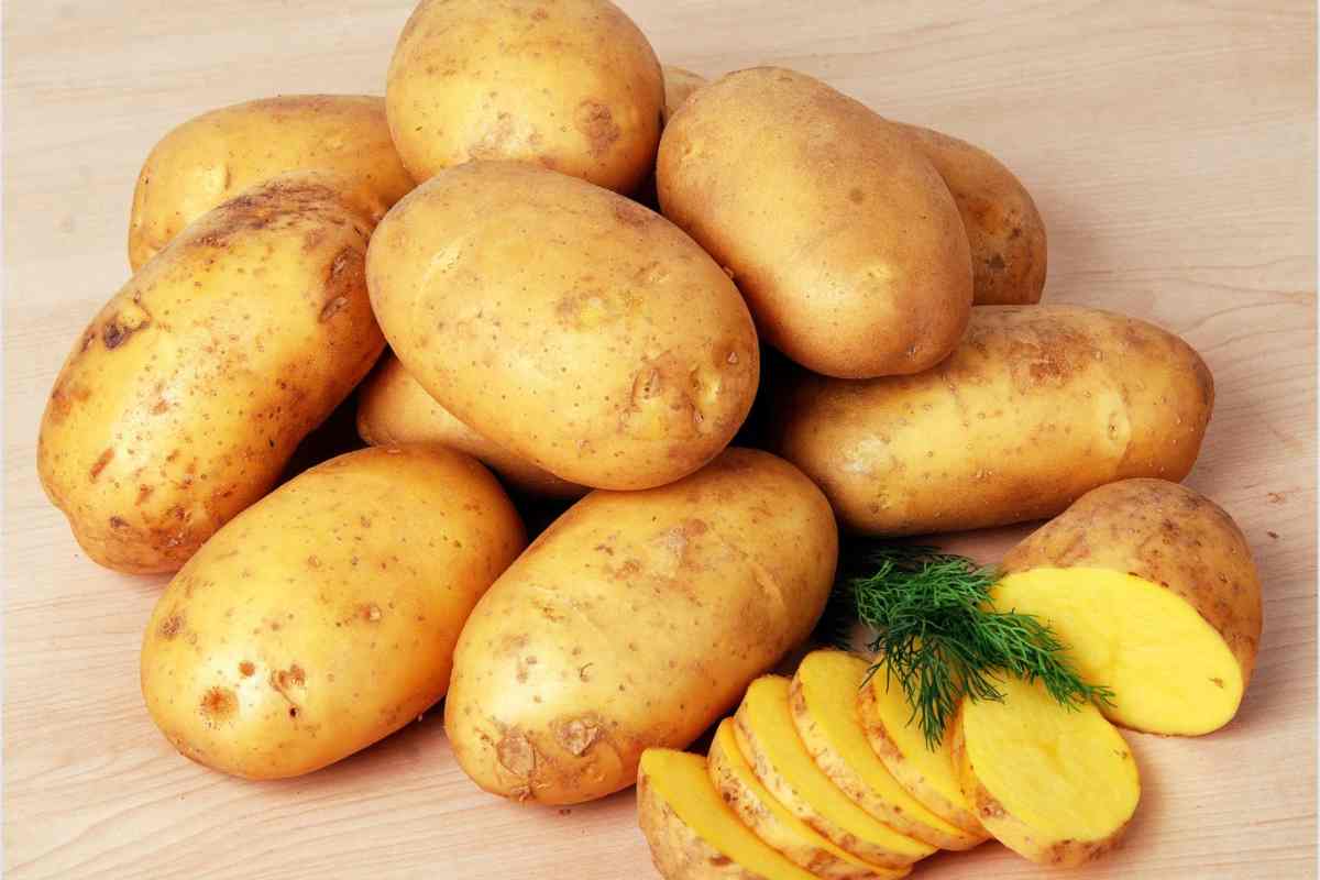 Le abbiamo provate in ogni salsa, ma le patate a vulcano ti conquisteranno: non perdere tempo e corri in cucina