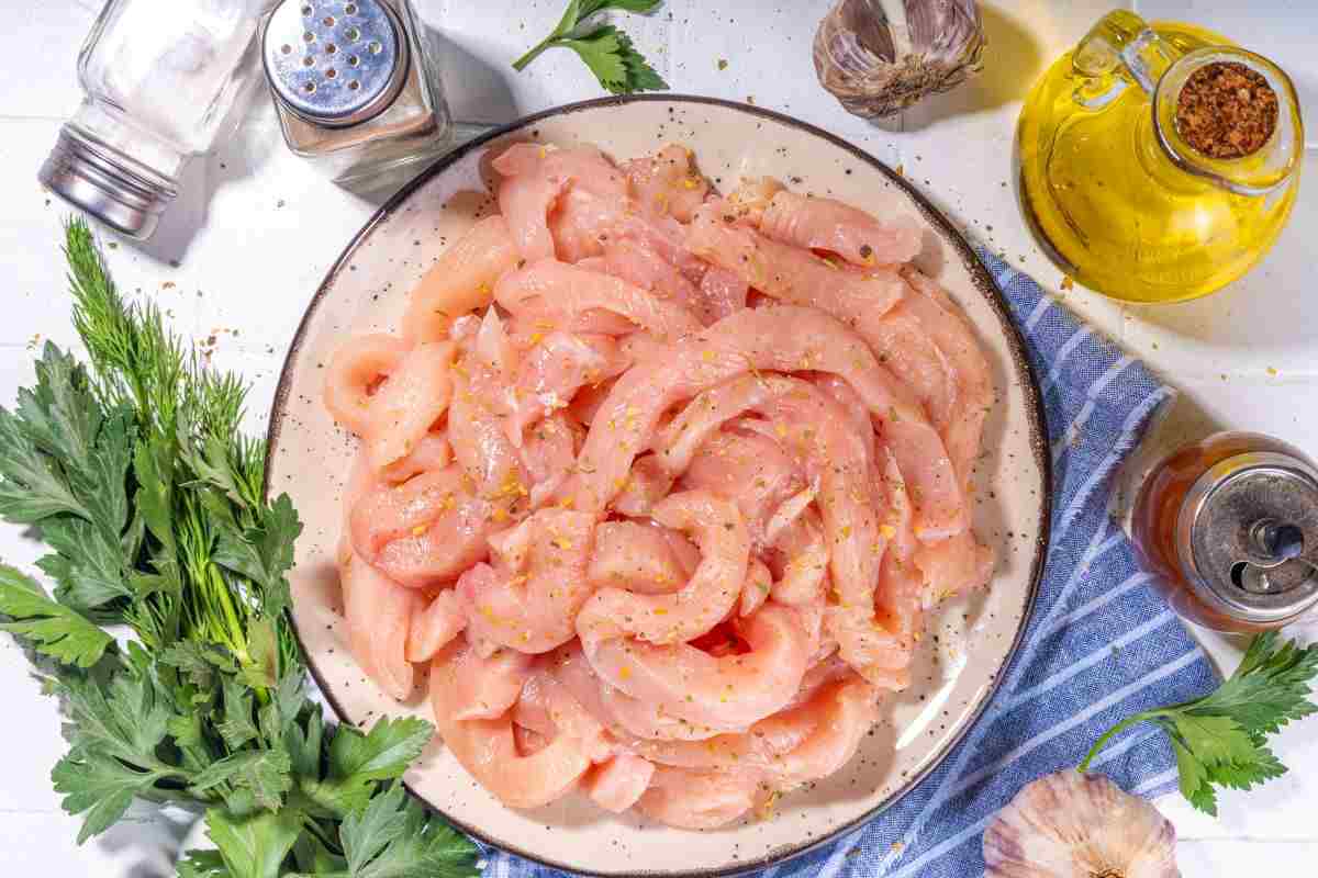 Degli straccetti di pollo così buoni e cremosi non li hai mai assaggiati prima: l’idea che accontenta grandi e piccini