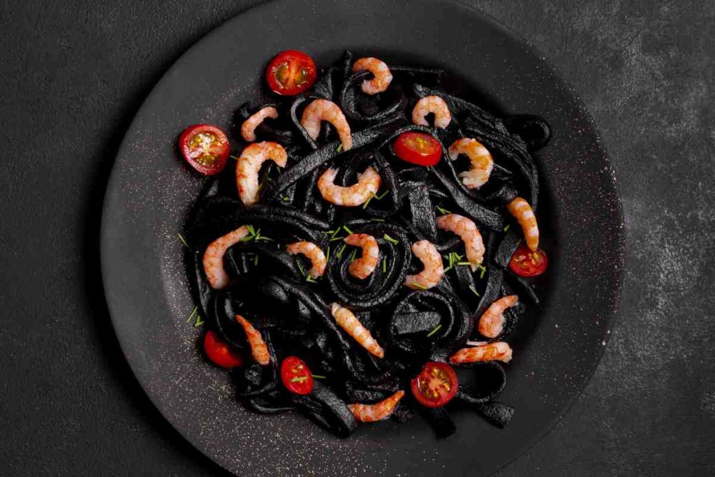 tagliatelle nero di seppia con gamberi e pomodorini