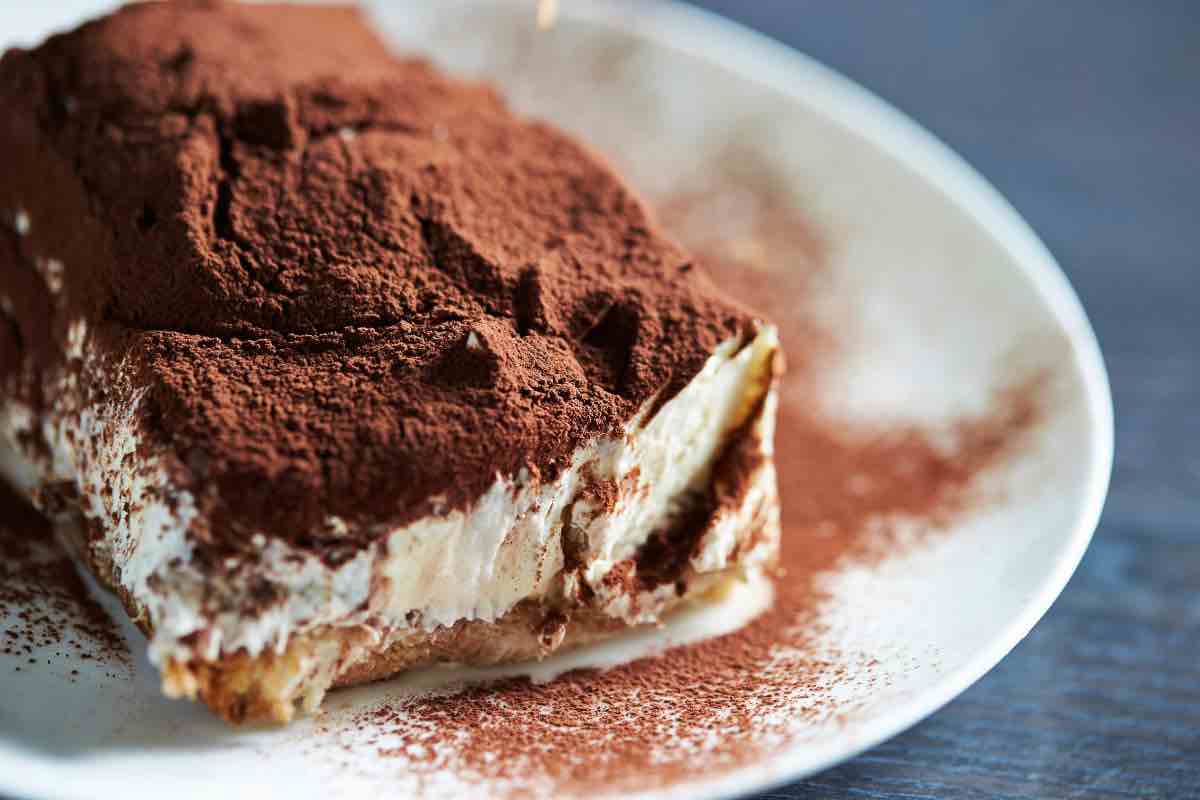 Una torta o un tiramisù? Non importa, giudicate voi: preparate questo dessert cremosissimo e vi conquisterà