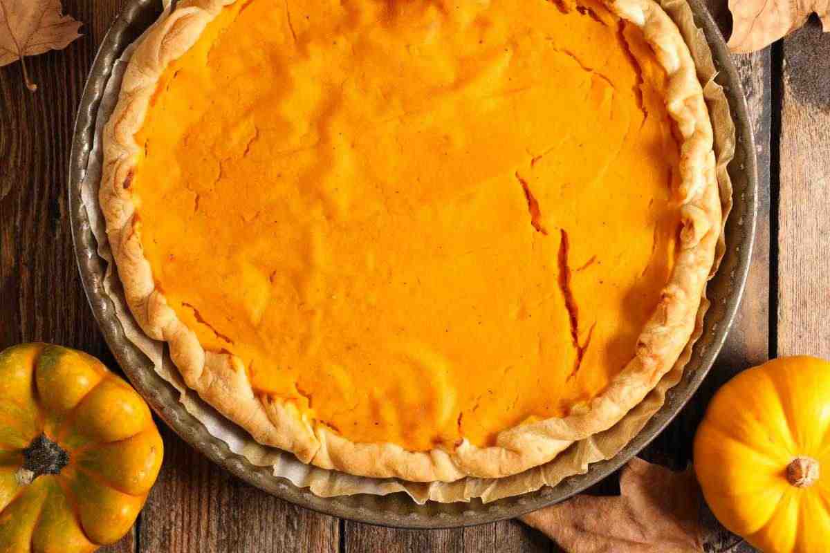 Con la pasta sfoglia già pronta puoi preparare questa torta salata di zucca di una bontà unica!