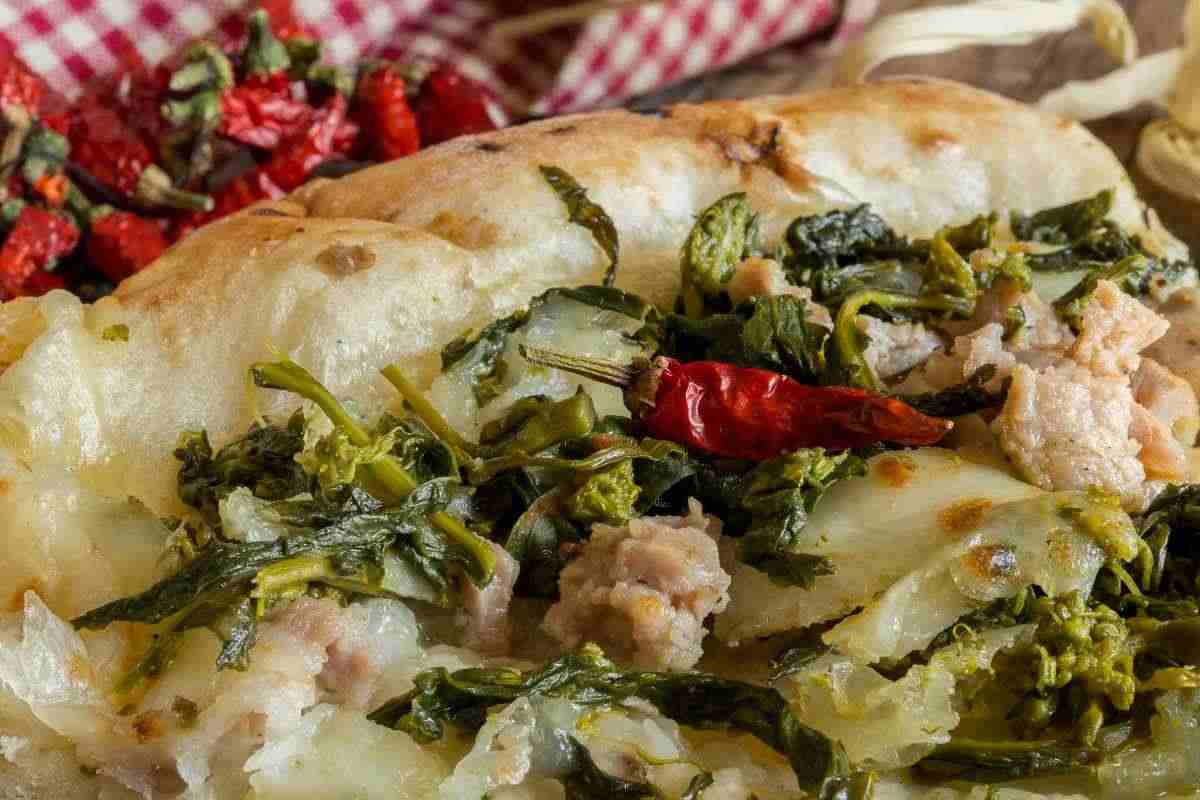 Più buona di così non si può, ecco la torta salata con salsiccia e friarielli