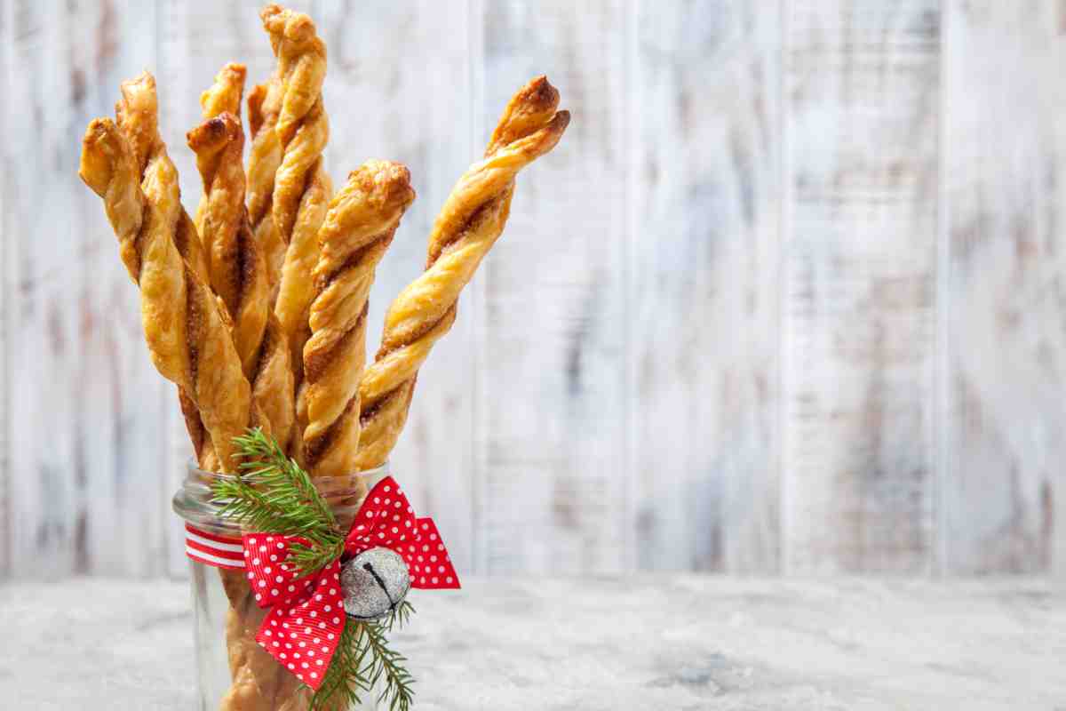 Altro che grissini, nel cestino del pane a Natale metti questi: bastoncini deliziosi che conquistano davvero tutti