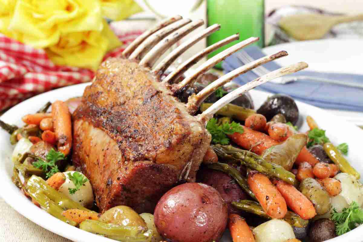 Altro che arrosto, facciamo il carrè di agnello: per Natale o Capodanno, scegli tu la festa perché è buonissimo