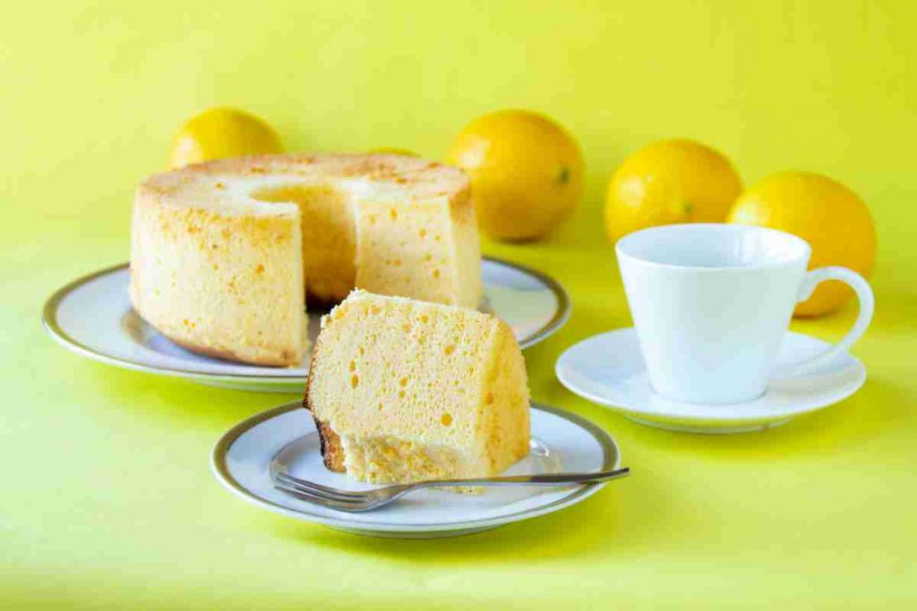 Chiffon cake al limone alta e morbida ricetta