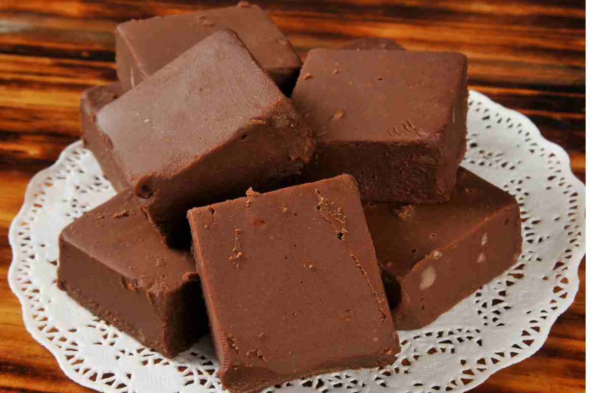 Fudge al cioccolato, il dolcetto fondente goloso perfetto per Natale: persino la Regina non poteva farne a meno