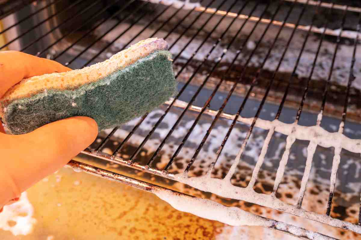 Pulire la griglia del forno senza detersivi