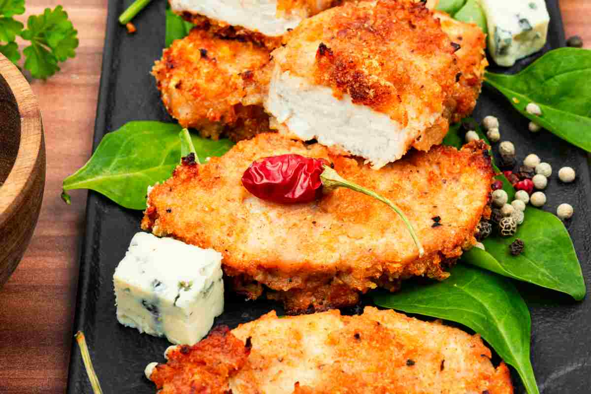 Petto di pollo gratinato al forno, ricetta del secondo piatto succulento croccante fuori e morbido dentro