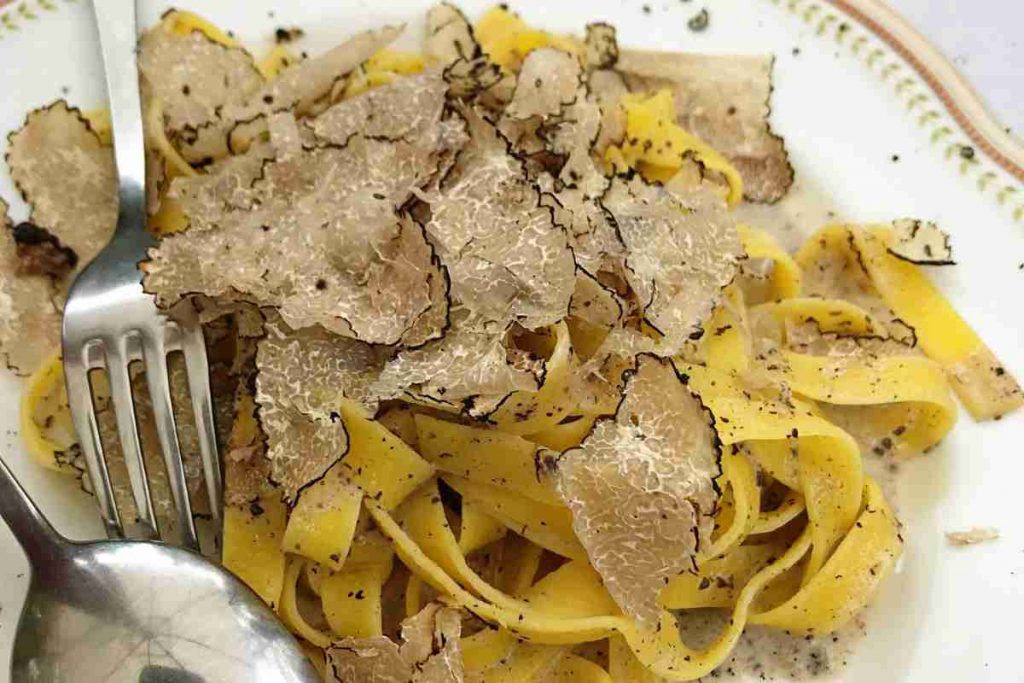 Tagliatelle al tartufo bianco e nero per la festa della mamma