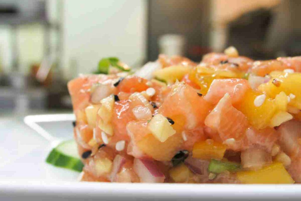 Tartare di salmone affumicato e mango ricetta