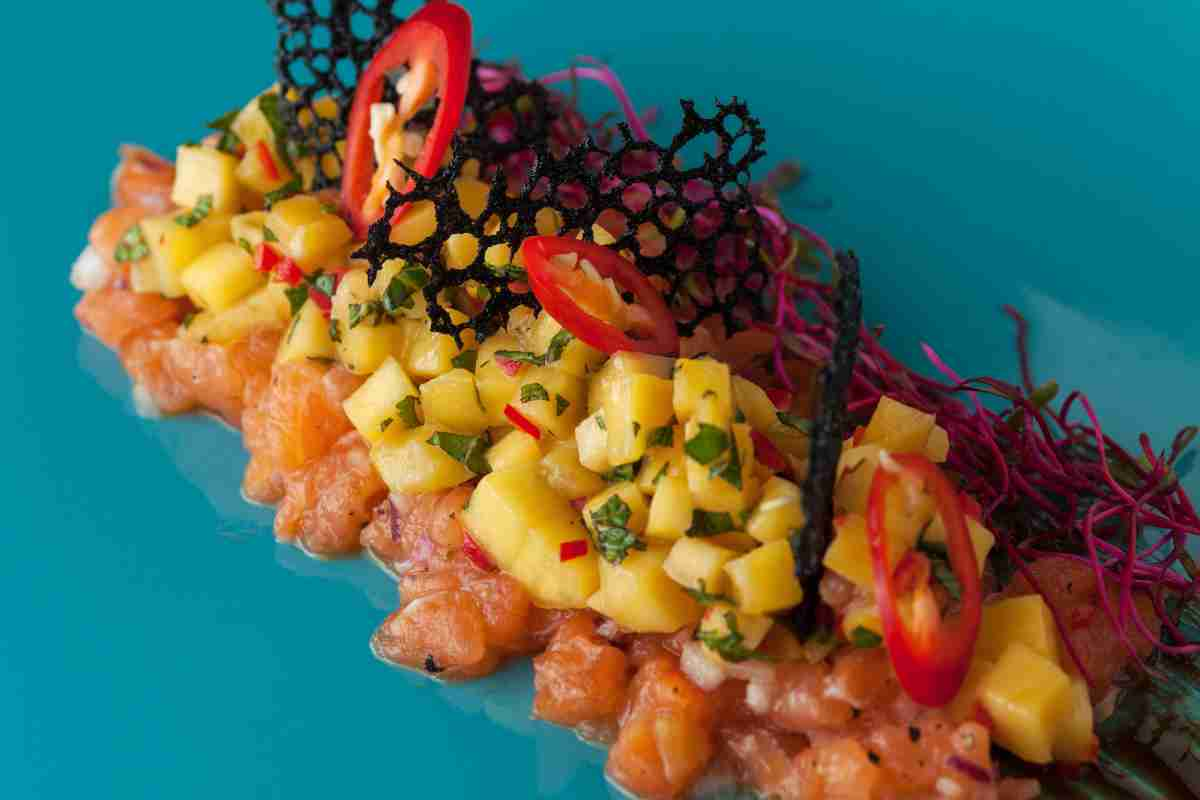 Tartare di salmone affumicato e mango, ricetta di antipasto esotico molto sfizioso