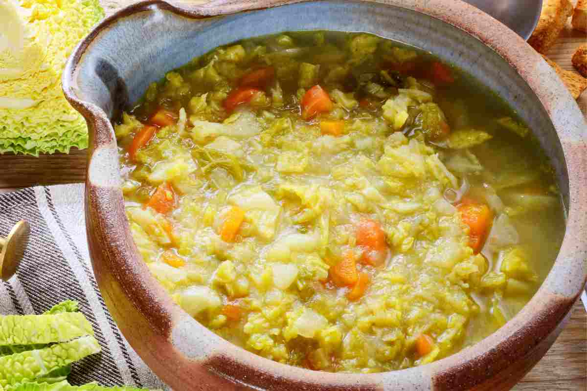 Verza e patate, ricetta della zuppa invernale deliziosa facilissima da fare